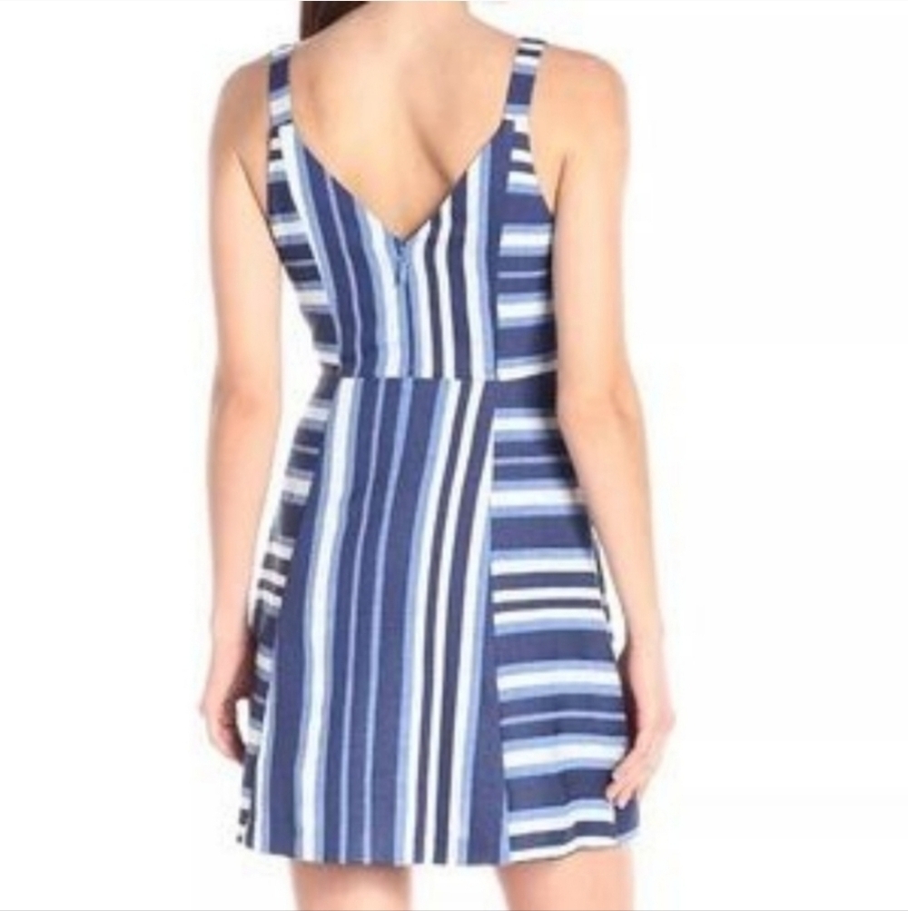 BCBGeneration Cocktail Striped V Neck Dress in Navy Combo, Size 2 - Picture 3 of 13